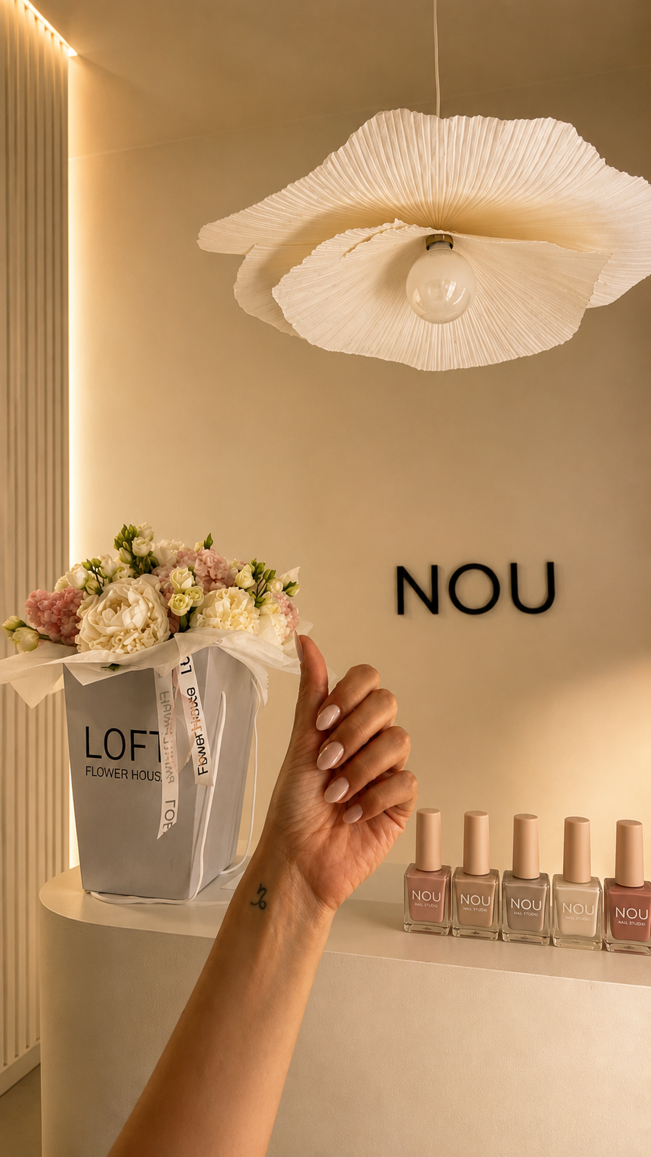 Interior de NOU Nail Studio con manicura y colección de esmaltes